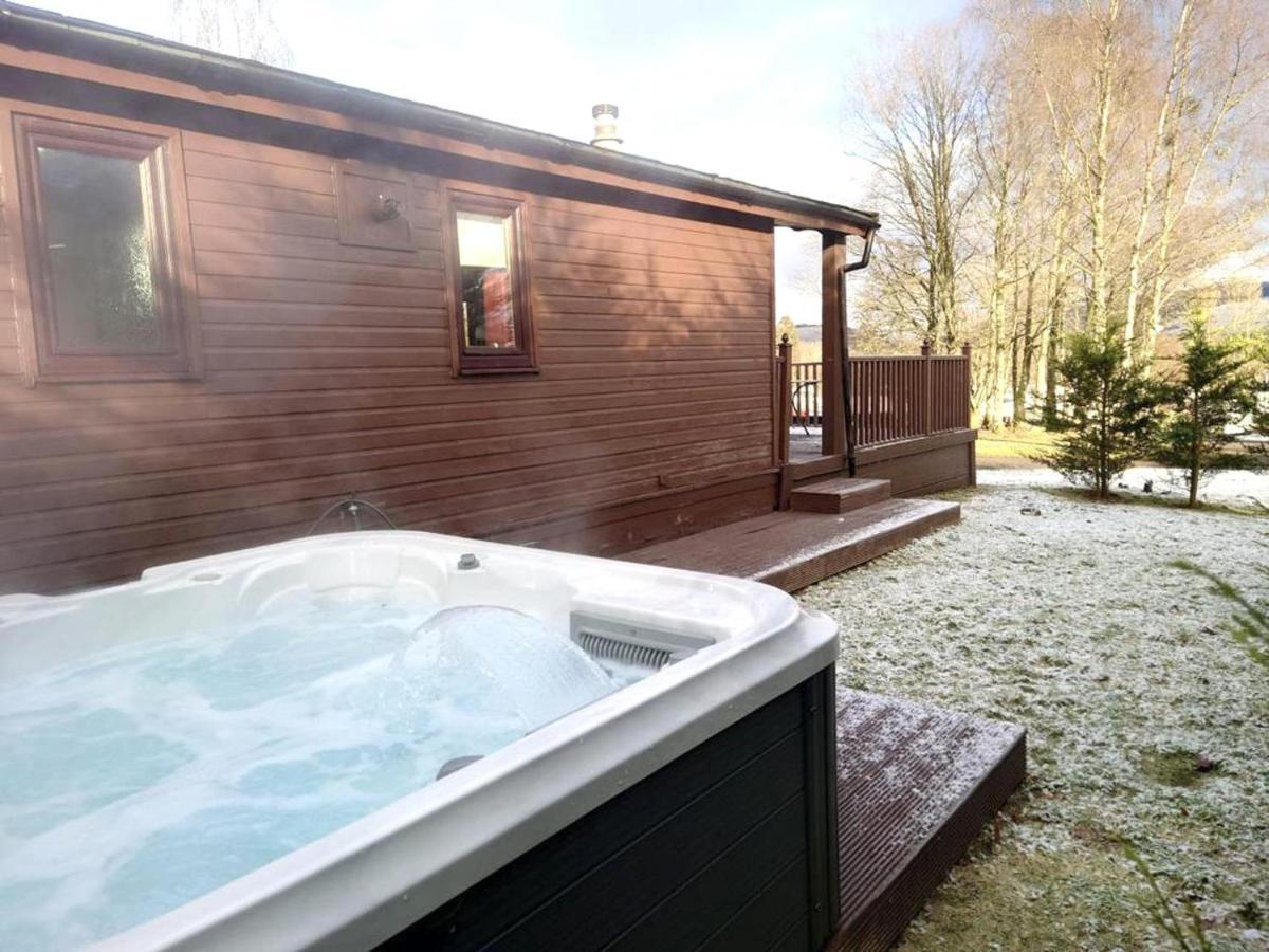 Stunning 4-Bedroom Cabin With Hot Tub In Beattock! Dış mekan fotoğraf