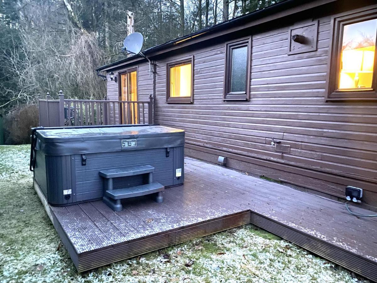 Stunning 4-Bedroom Cabin With Hot Tub In Beattock! Dış mekan fotoğraf